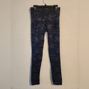 Spanx Women’s Seamless Shaping Leggings in Black Camo size medium